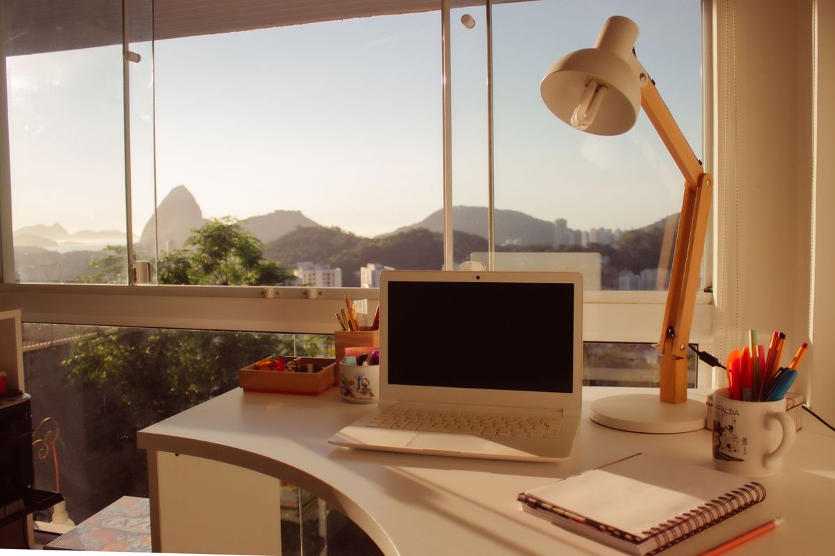 Seasonal Lighting Checklist: Adapting Your Home Office for Darker UK Mornings and Evenings